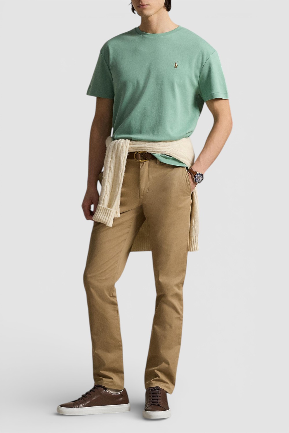 תמונת כל הלוק של חולצת טי